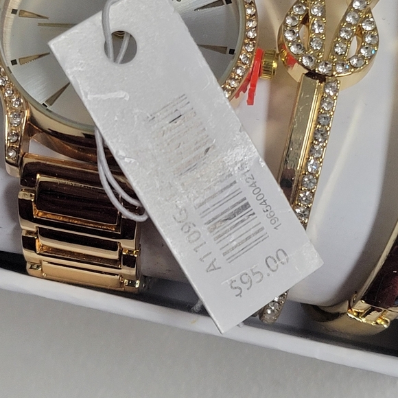 Adrienne Vittadine NWT Gold Women's Watch and Bracelet Set. - Picture 3 of 10